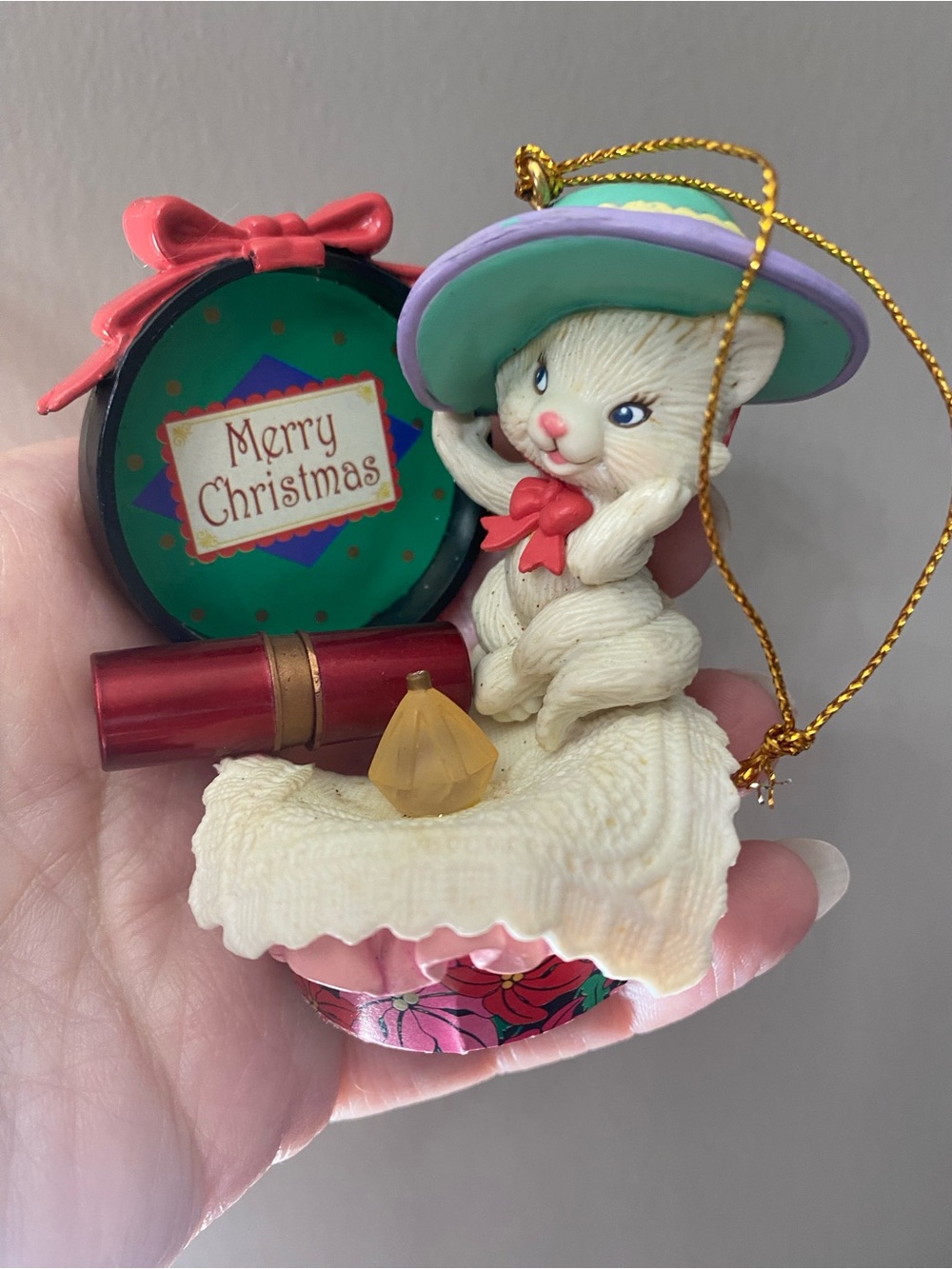 VTG 1995 Lustre Fame Mistletoe Magic Kitten Cat Hat Box Christmas Ornament